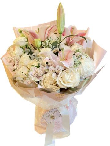 **KBQ0172** Lily, White Rose Long Bouquet-<br>百合白玫瑰長形花束
